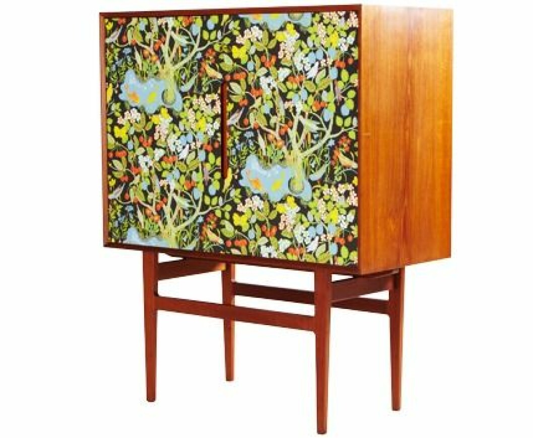 Skåp från mitten av 1900-talet tapetserat med Josef Franks tapet Paradiset, utropspris 6 000 kr, Stockholms Auktionsverk Magasin 5. josef-frank-skåp