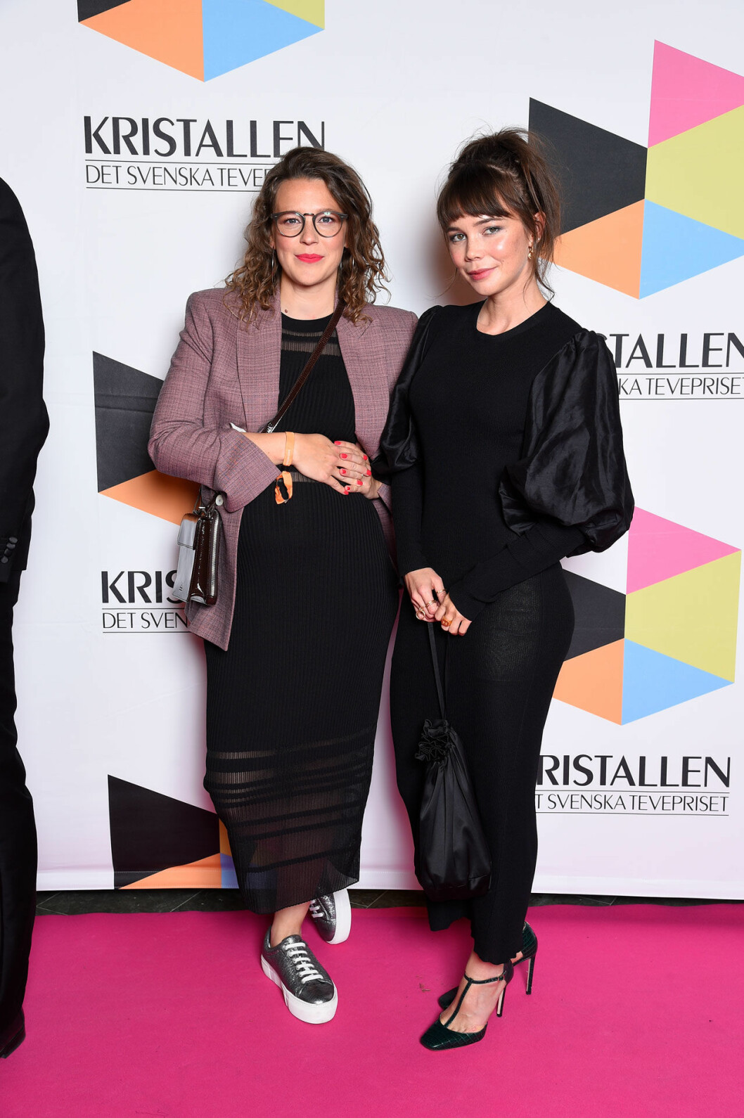 Josefin Neldén och Hedda Stiernstedt. Josefin Neldén och Hedda Stiernstedt på röda mattan på Kristallen 2019