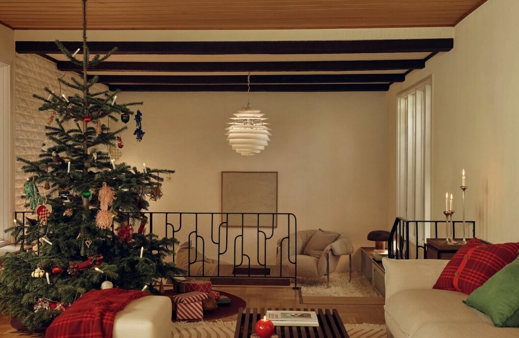 Traditionellt julgranspynt kombinerat med en klassisk röd nyans i inredningen ger mysig julstämning. klassiskt julpynt från jotex