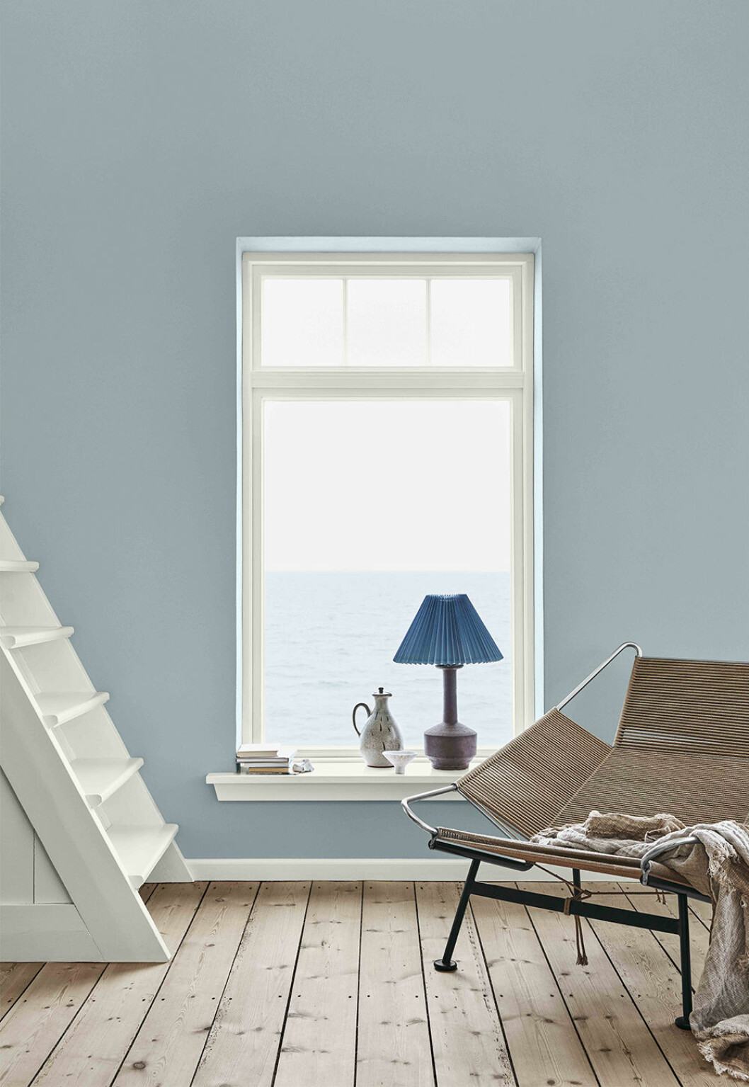 Väggen går i <em>Lady Pure Color 4894 Ocean Air</em> och listerna i <em>Lady Supreme 9918 Klassisk Vit</em>. Foto: Jotun Blå nyanser hos Jotun 2021