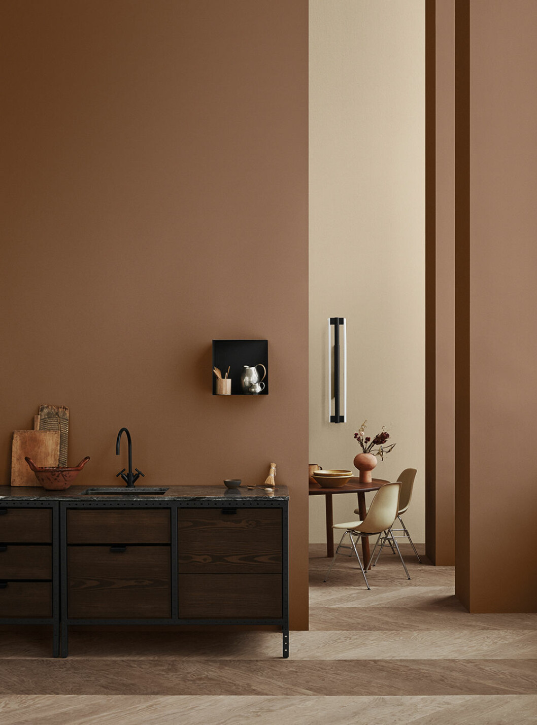 Diskret värme med väggar i bränd orange, <em>11175 Adventure</em>, kombinerad med grågult, <em>11174 Curious Mind</em>. Foto: Line T. Klein Styling: Kråkvik & D’Orazio för Jotun Diskret värme med väggar i bränd orange, 11175 Adventure, kombinerad med grågult, 11174 Curious Mind