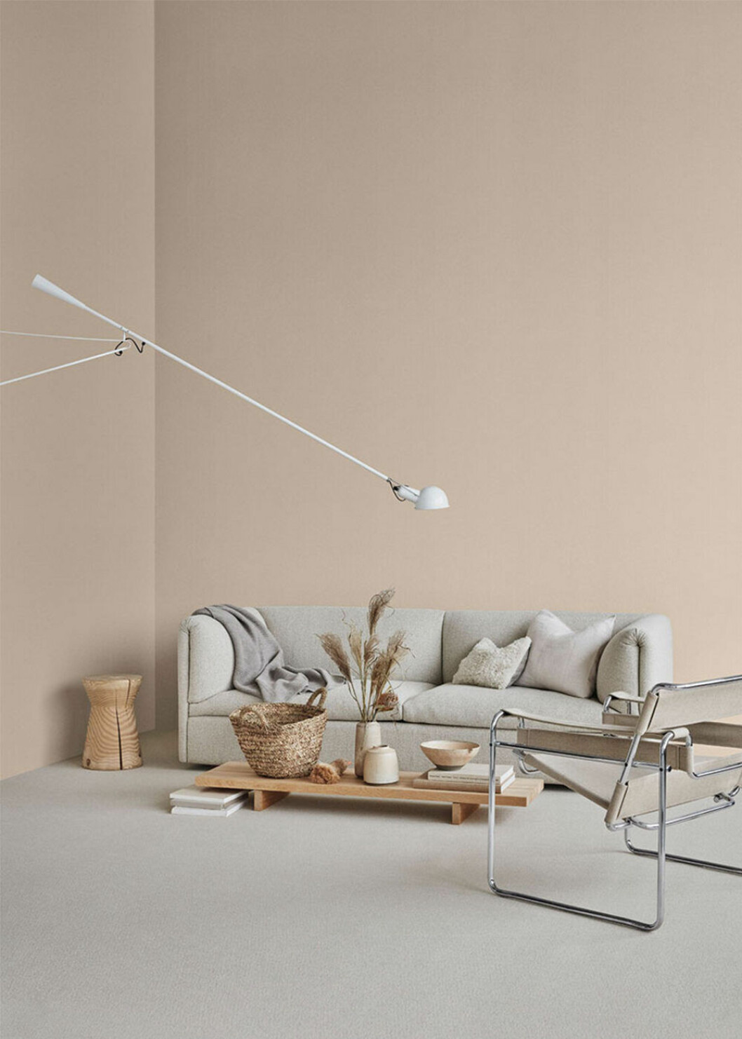<em>Lady Pure Color 10290 Soft Touch</em> är en svagt persikotonad neutral nyans som är dämpad och harmonisk. Foto: Line Thit Klein Styling: Kråkvik & D’Orazio för Jotun Soft Touch är en persikobeige färg från Jotun