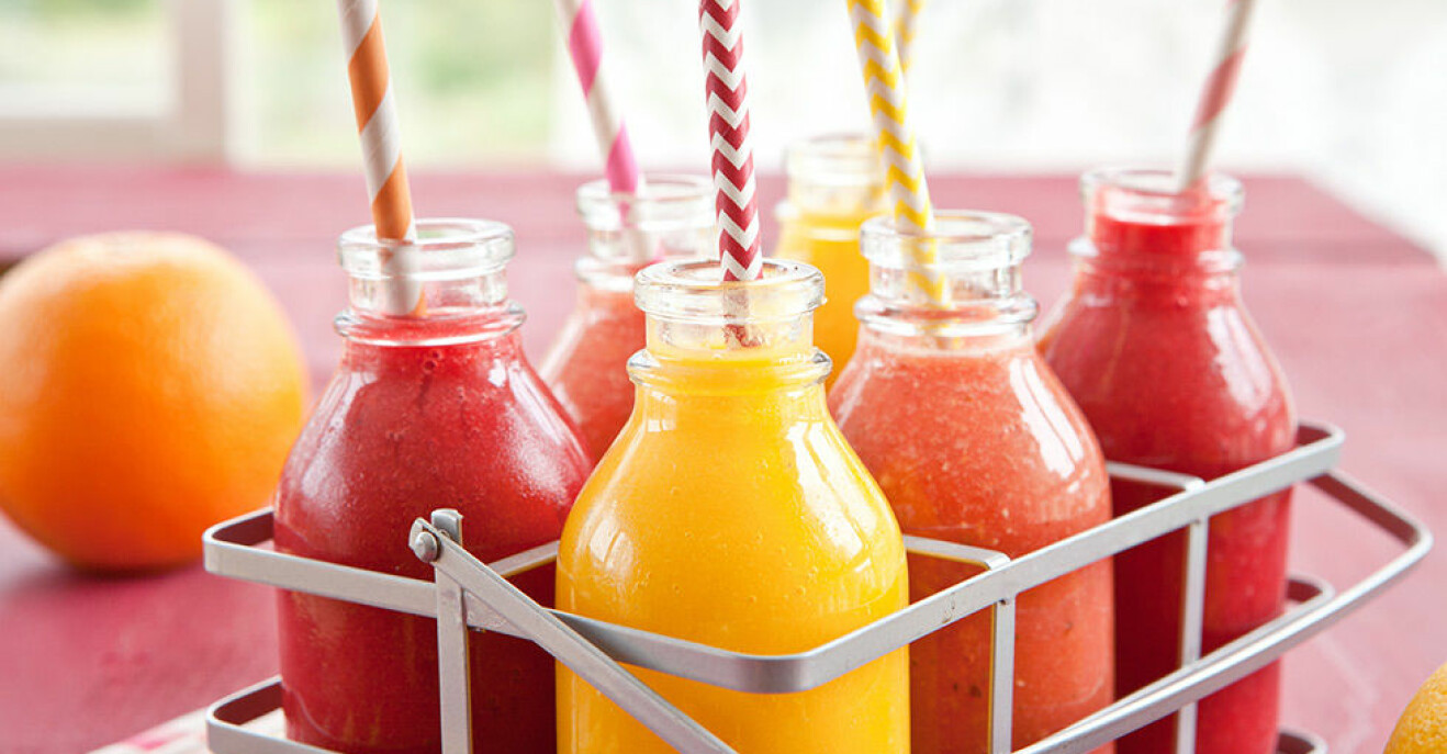 Blanda juicer eller smoothies på färska frukter och bär.