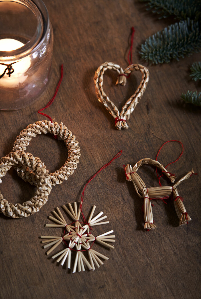 Traditionella juldekorationer i halm med röda detaljer är mycket populära igen. Foto: Sostrene Grene juldekorationer i halm