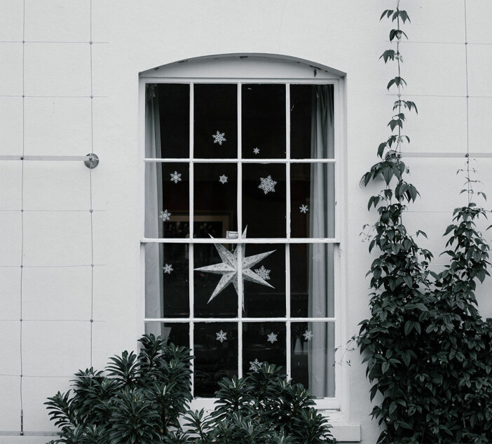 Juldekorationer kan ge glädje både inne och ute! Foto: Unsplash juldekorerat fönster