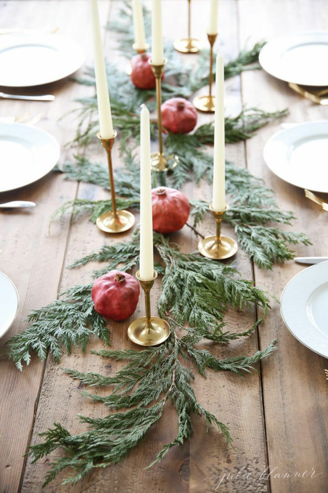 Foto: <a href="https://julieblanner.com/diy-christmas-flowers/" target="_blank" rel="noopener">JulieBlanner.com</a> juldukning med naturens dekorationer