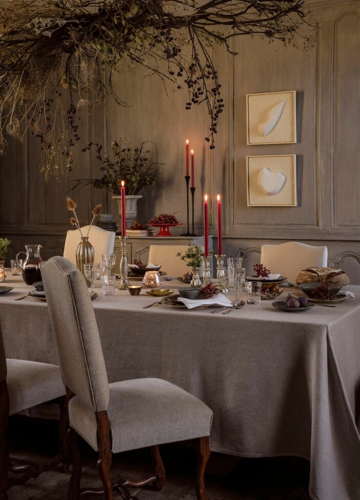 juldukning med grönska, röda ljus och beige detaljer på zara home