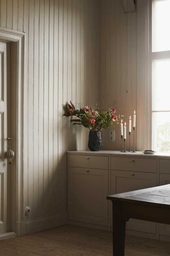 julbukett och ljusstakar med tända ljus