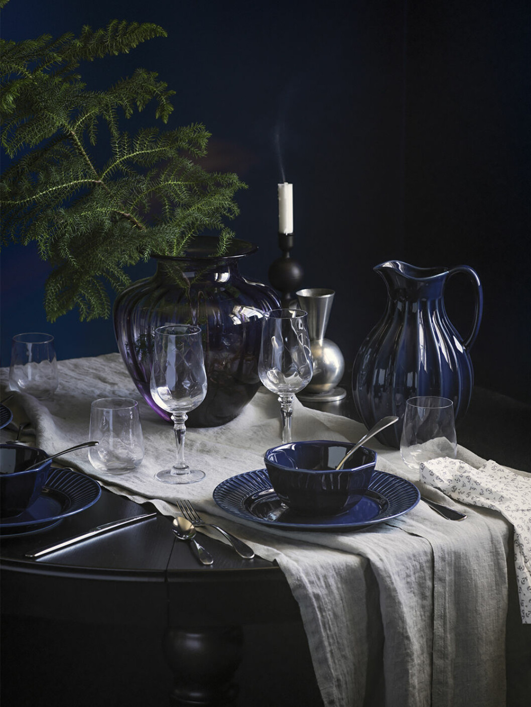 Mörkblått porslin från Ikea vintern 2020