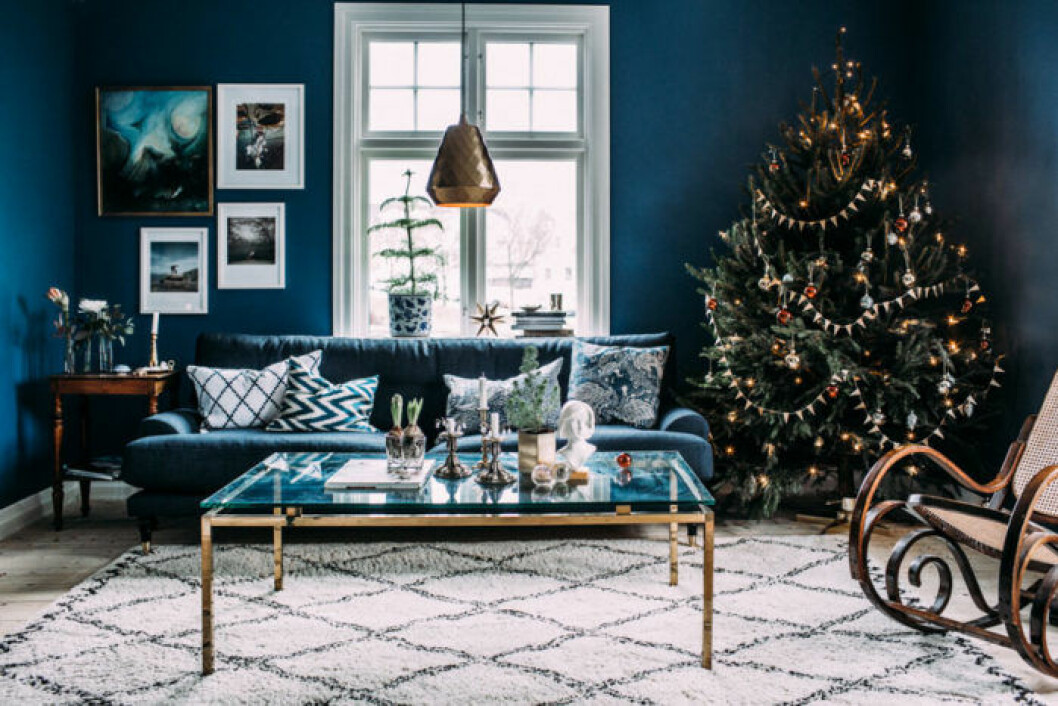 Julgranen hemma hos Krickelin är en riktig dröm. Foto: <a href="https://krickelin.elledecoration.se/" target="_blank" rel="noopener">Kristin Lagerqvist</a> julgran_krickelin_Foto_Kristin_Lagerqvist