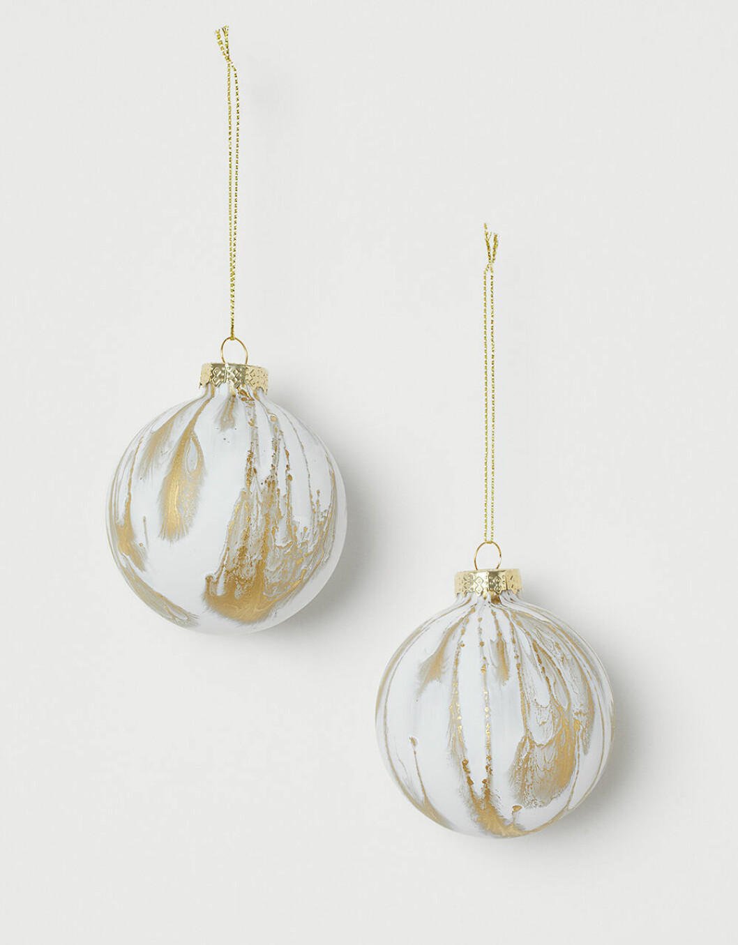 Julgransdekorationer i vitt och guld från H&M home julen 2019
