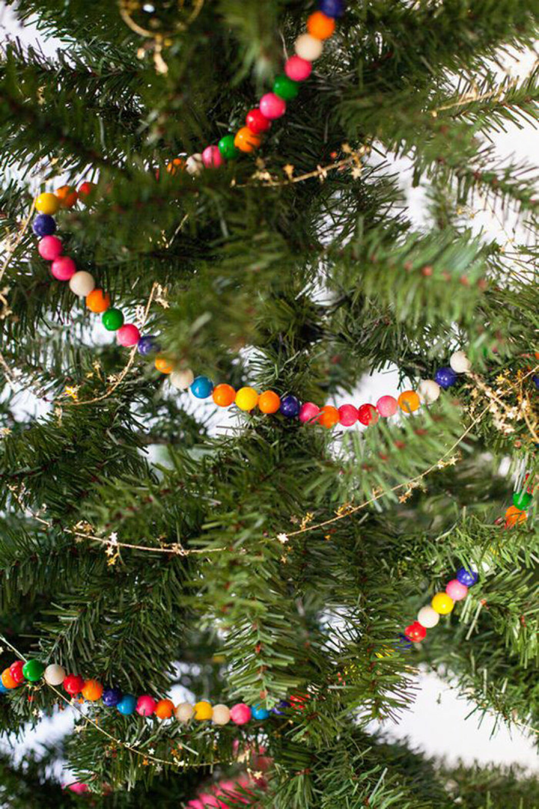 Via <a href="http://christmas.365greetings.com/christmas-decorations/christmas-tree-garland-decoration-ideas.html">Christmas365</a> Pärljirlanger i julgran. Istället för glitter i julgranen