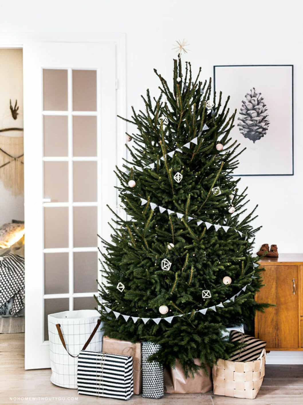 Via <a href="http://margaritawyld.com/christmas-tree-themes/">Margaritawyld</a> Avskalat pyntad julgran