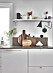 Köket hos Julia och Emanuel Karlsten går i vita toner med naturnära inslag