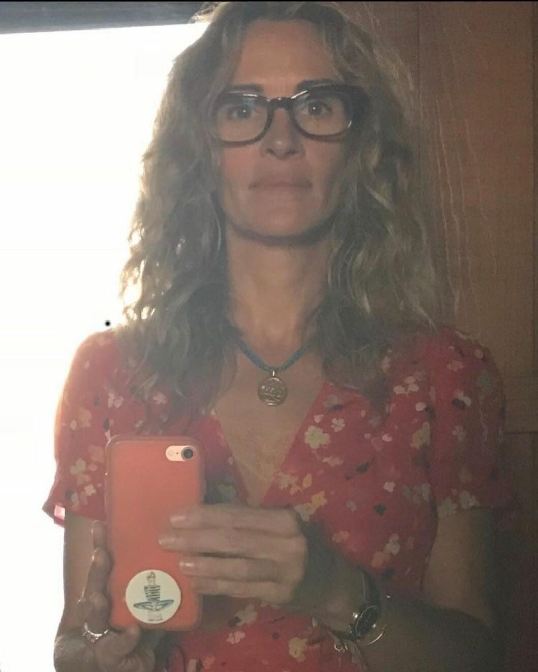 Julia Roberts i glasögon, utan smink och utsläppt hår
