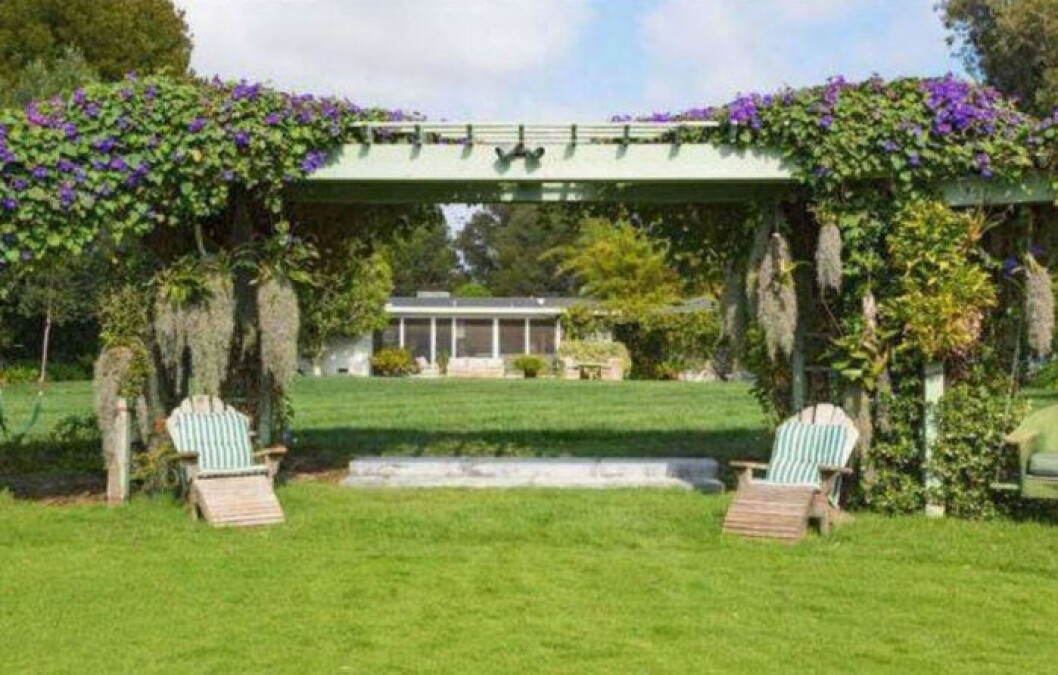 Den mysiga trädgården är verkligen inbjudande – med plats för både solstolar och utemöbler. Bild på Julia Roberts trädgård