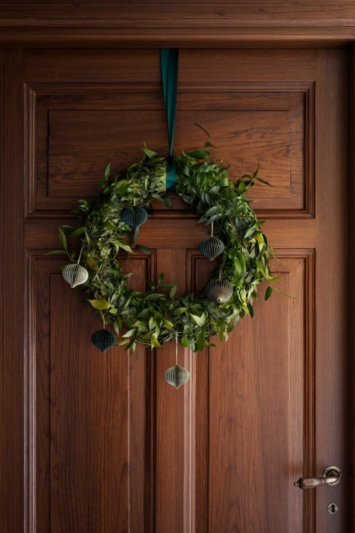 Festlig julkrans med dekorationer i papper. Foto: H&M Home julkrans från H&M Home