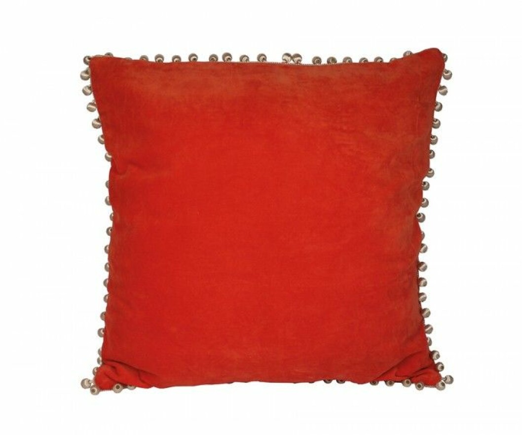 Tomatröd sammetskudde med små bolltofsar i guld, 499 kr, Pipols Bazaar.<img class="alignnone size-medium wp-image-397474831368" src="https://files.elle.se/uploads/2015/12/julkudde_ruig-700x700.jpg" alt="julkudde_ruig" width="700" height="700"> julkudde_pippisbazaar