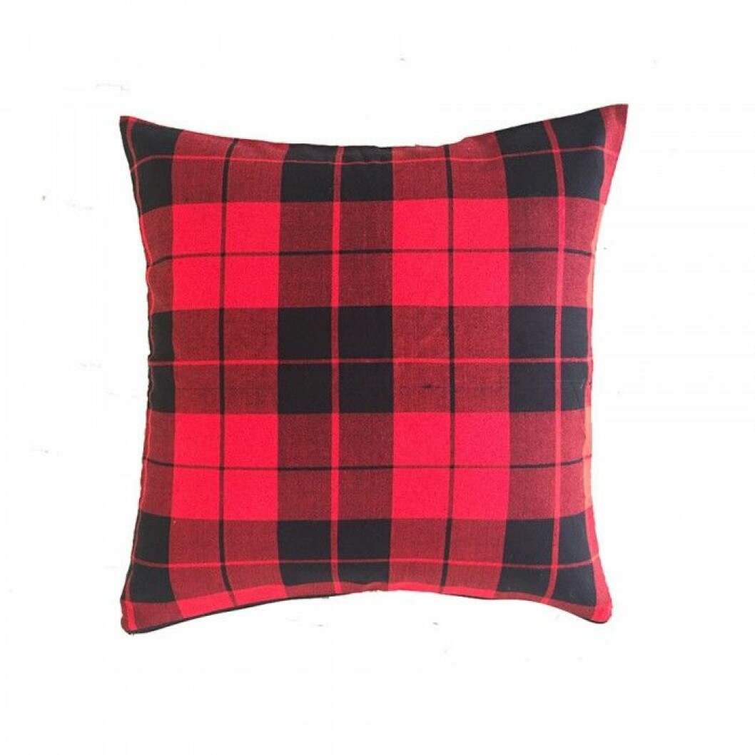 Tomatröd sammetskudde med små bolltofsar i guld, 499 kr, Pipols Bazaar.<img class="alignnone size-medium wp-image-397474831368" src="https://files.elle.se/uploads/2015/12/julkudde_ruig-700x700.jpg" alt="julkudde_ruig" width="700" height="700"> julkudde_ruig