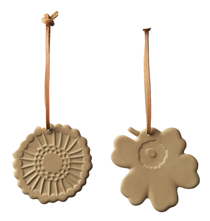 Julprydnader i beige signerad Marimekko.