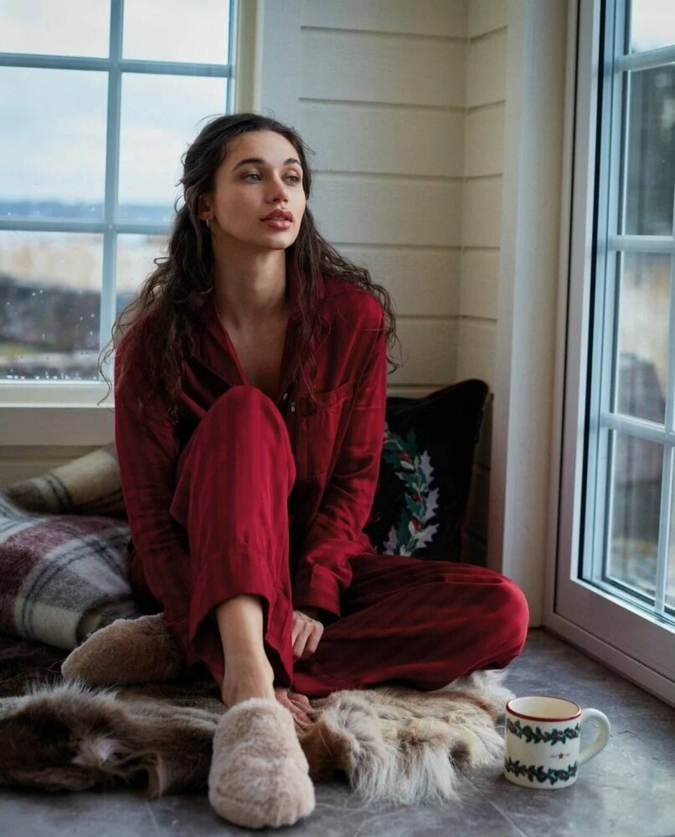kvinna iklädd randig röd pyjamas och tofflor