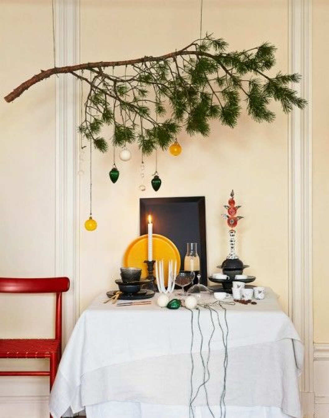 <strong>Ta in naturen</strong><br>Vitt linnetyg från Astrid. Tallrikar, assietter och skålar ur serien Swedish Grace, 99–199 kr/st, Rörstrand/Cervera. Dessertbestick<em> Nobel guld,</em> 369 kr/st, fiskbestick <em>Nobel guld</em>, 469 kr/st, Gense/NK Glas & Porslin. Ljusstake <em>Barock</em>, 625 kr, Mikaela Willers. Ljuskrona <em>Tindra</em>, 195 kr, ljusdekoration <em>Spira</em>, design Karin Ferner, 1 100 kr, Svensk Slöjd. Glasskål med lock <em>Bonboniere</em>, 1 900 kr, Svenskt Tenn. Svart bricka Alice,1 179 kr, Alessi. Vit kopp med öra, 640 kr/2 st, Alessi /NK Glas & Porslin. Koppar <em>Coloured Elements</em>, 729 kr/st, Royal Copenhagen/Mood Stockholm. Rund gul bricka, 440 kr, Svenskt Tenn. Antika indiska julkulor, 35 kr/st, Raja. Dekorationer i glas <em>Ateenan</em>, 299 kr, Iittala/Cervera. Kulor i glas, 45 kr/st, Svenskt Tenn. Glaskaraff <em>Klara</em>, design Kristina Stark, 399 kr. Stol <em>Lightwood</em>, design Jasper Morrison, 3 870 kr, Asplund. julpynt-jul-dukning-pynt-häng-en-gren-i-taket 2