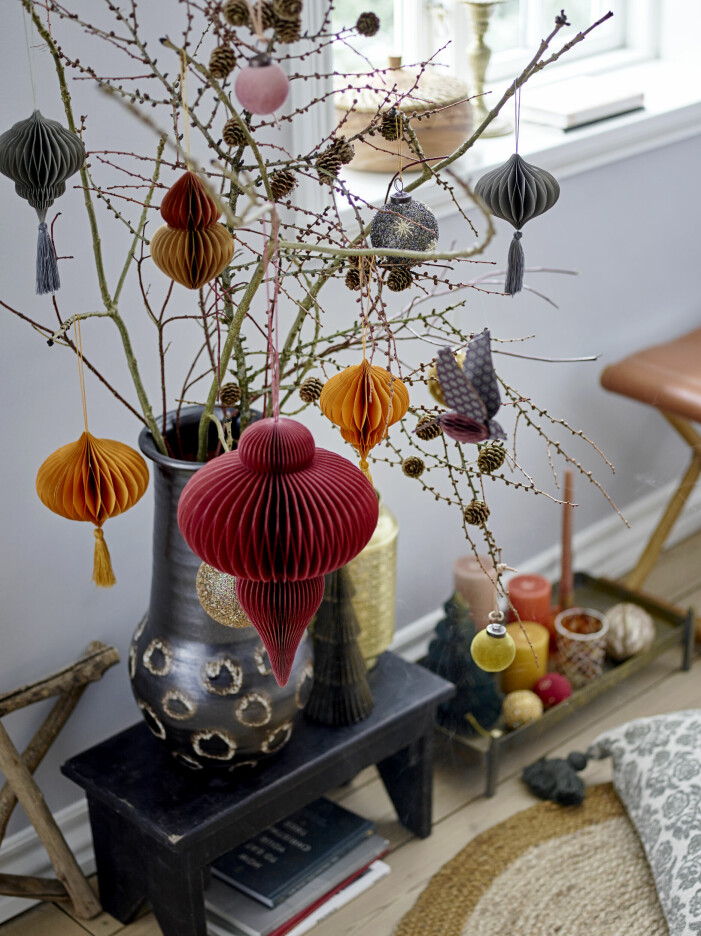 Färgstarka pappersdekorationer är en bra detalj för dig som vill ha färg i lagom mängd. Foto: Bloomingville. Jultrender 2021 enligt danska favoriter, juldekorationer i papper