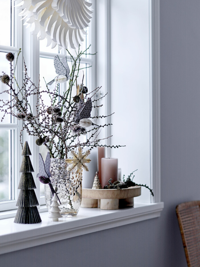 Låt julstjärnorna gå i olika stilar med olika placeringar, både upphängda och stående. Foto: Bloomingville. Jultrender 2021 enligt danska favoriterna, juldetaljer