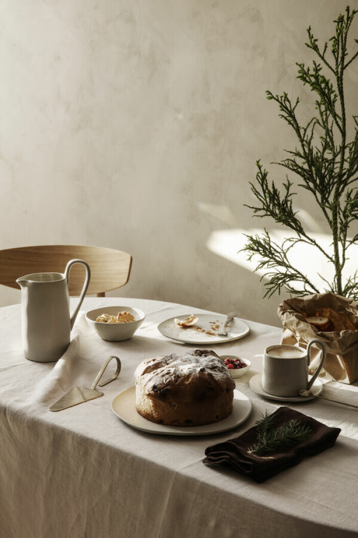Julen 2021 förekommer behagliga och jordnära färger i både vinterns dukningar och julens dekor. Foto: Ferm Living. Jultrender 2021 enligt danska favoriterna, neutrala färger