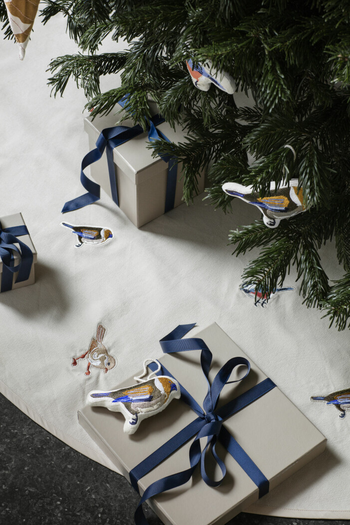 Brunt och beige genomsyrar även säsongens paket. Krydda upp med färgstarka band. Foto: Broste Copenhagen. Jultrender 2021 enligt danska favoriter, paket