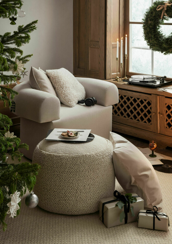 Kudde och pall i härligt taktila ytor, perfekta att inreda med tillsammans eller var för sig. Foto: H&M Home. Jultrender 2021, taktila ytor