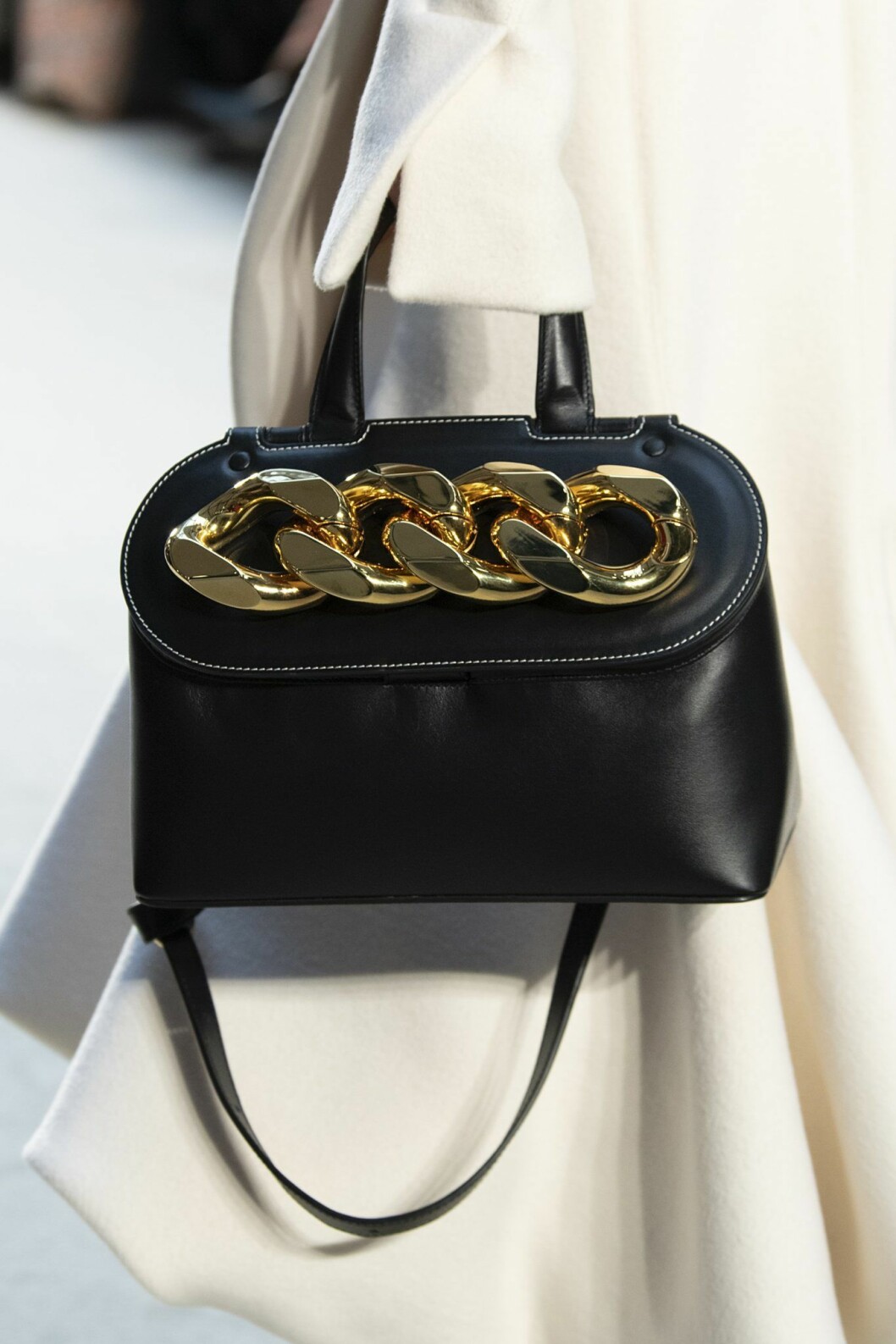 JW Anderson AW20. Väska med en stor kedja på.