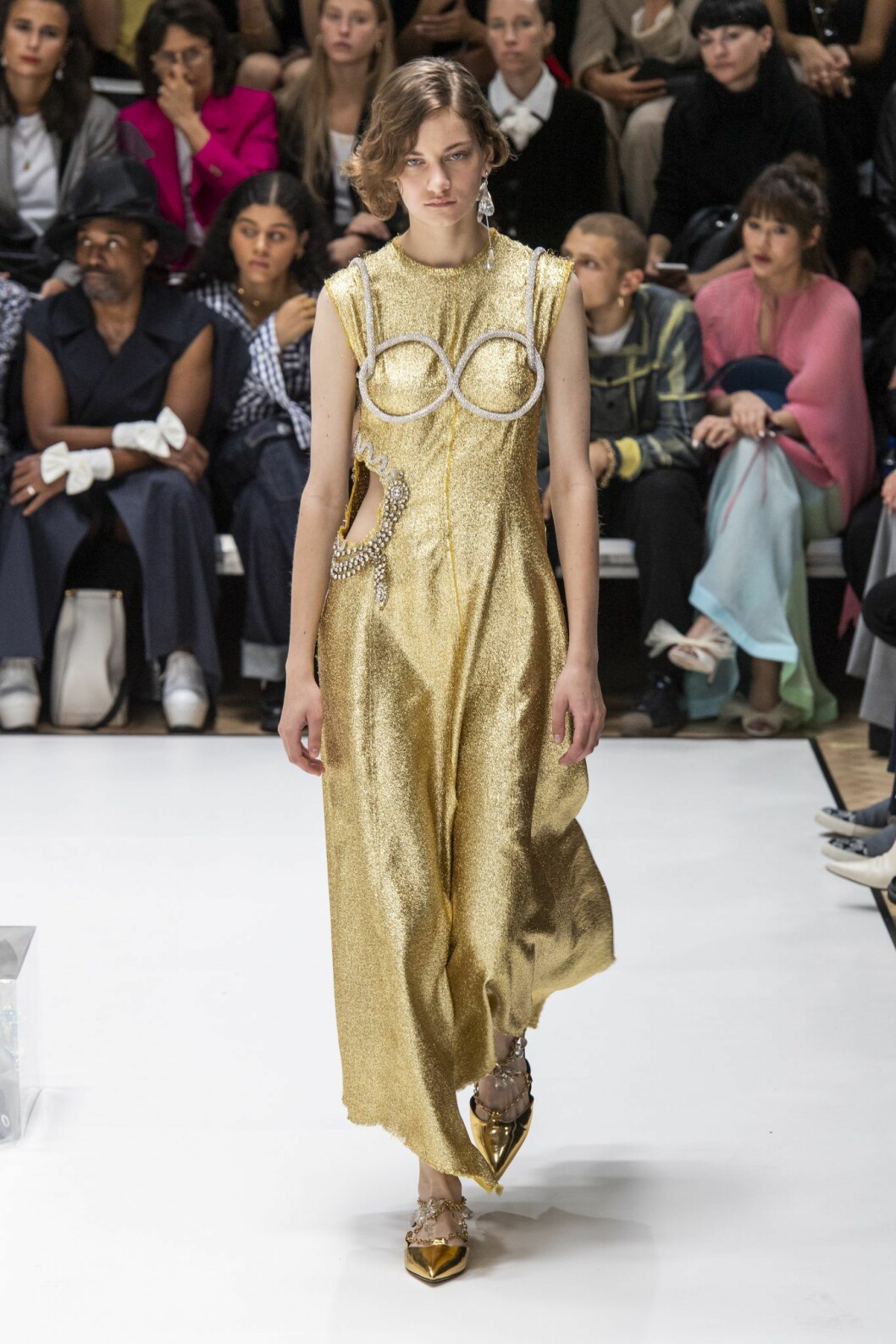 JW Anderson Lång guldklänning från JW Andersons vårkollektion 2020