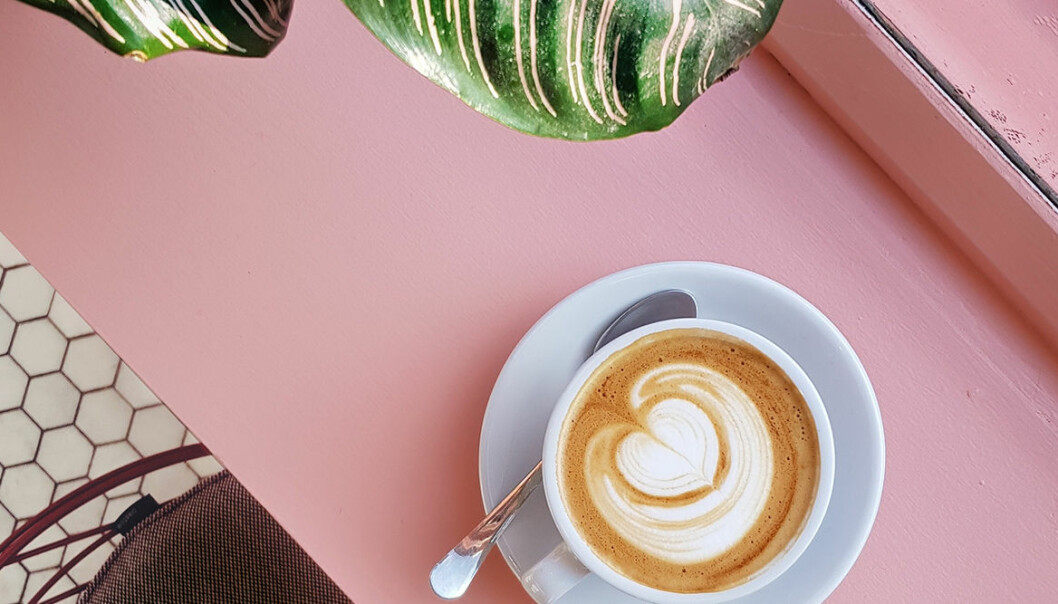 Kaffe på rosa bord