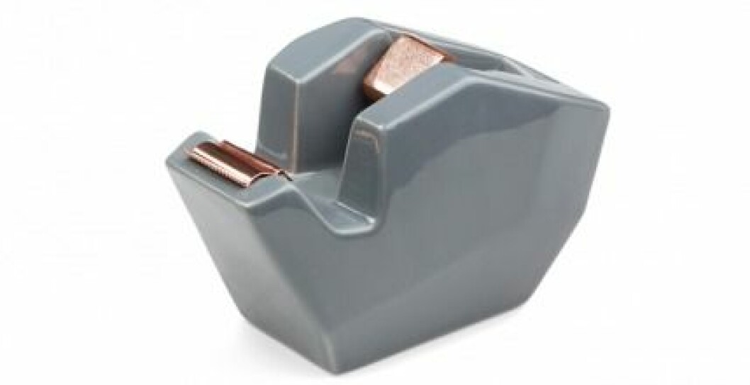 En del funktion, två delar form. Tejphållaren Officina i keramik var kärlek vid första ögonkastet, bredd 8 cm, höjd 9 cm, ca 250 kr, Kähler. Kähler-Offcina-Tape-Dispenser-Grey
