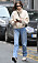 Kaia Gerber i vit polo och jeans