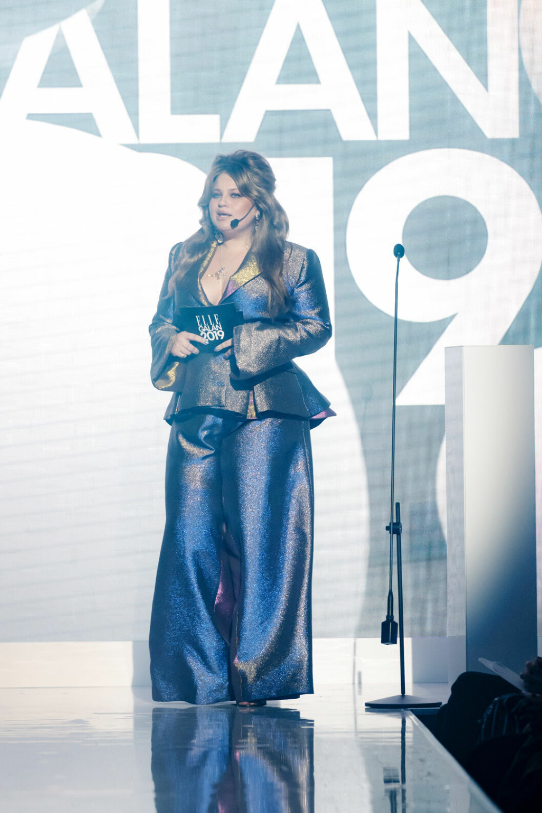 Sarah Dawn Finer skulle även gärna köpa Kakans kostym som hon bar på ELLE-galan. ”Den var ju to die for!” Foto: Mathias Nordgren Kakan Hermanssons guld-kostym på ELLE-galan 2019.