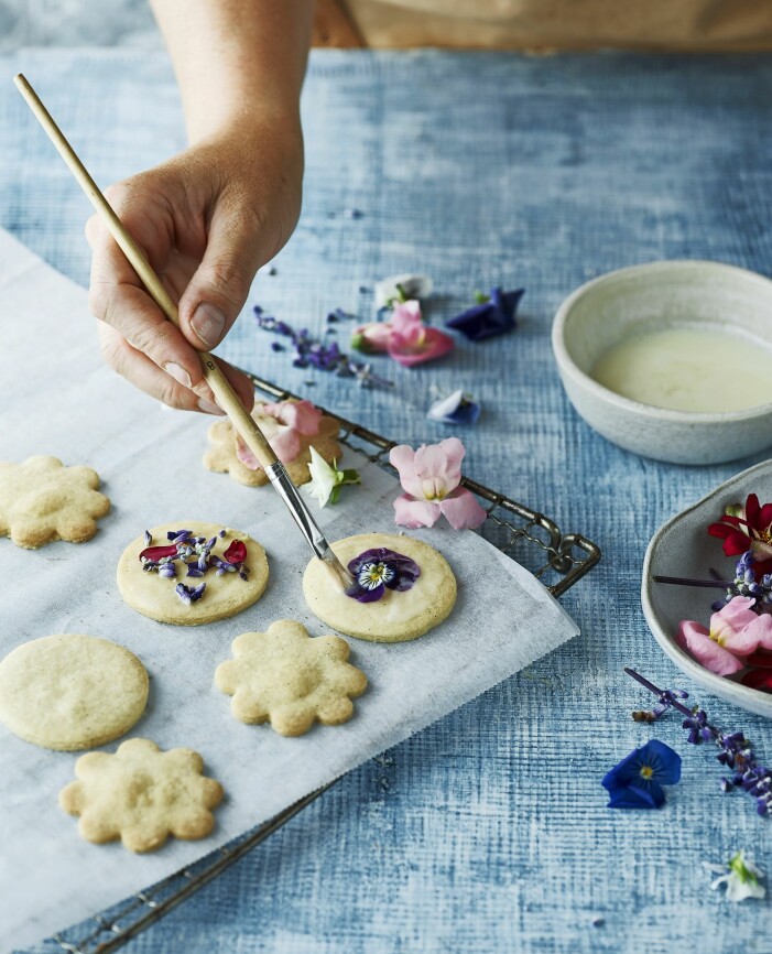 Att titta på folk som bakar, lagar mat eller dukar på Tiktok eller Instagram, utan att behöva göra något själv: armchair cooking. Kakor med torkade blommor
