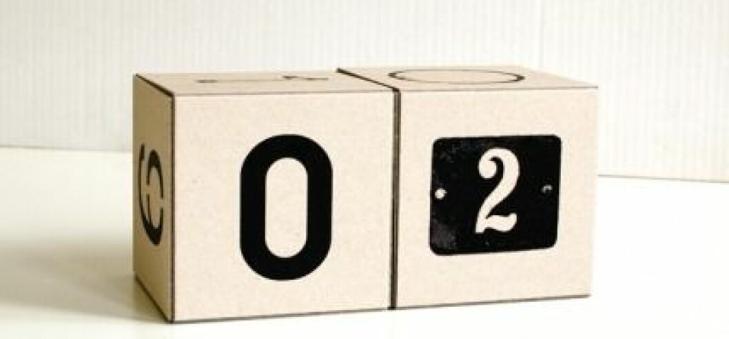 Håll koll på datumet, år efter år. Grafisk evighetskalender<em> Cube Calendar</em> med 12 siffror inspirerade av portsiffror, ca 465 kr, Jollygoodfellow. kalender_cube-calendar_465-kr-Nordic-Design-Collective