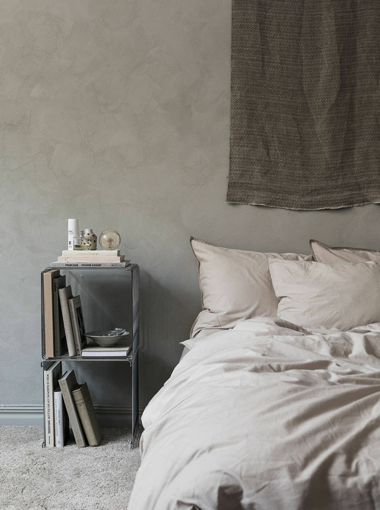 Kalkfärg är trendigt 2019 – här i ett sovrum