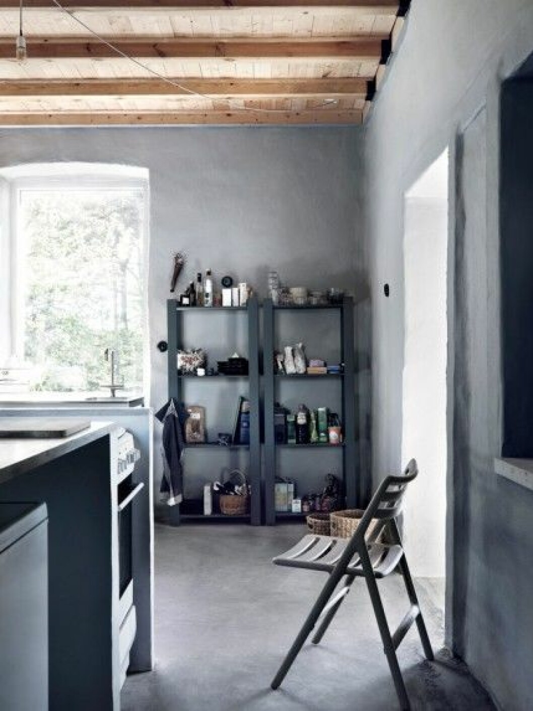 Hyllor <em>Gorm</em> från Ikea som målats grå. Hyllor Gorm från Ikea som målats grå.