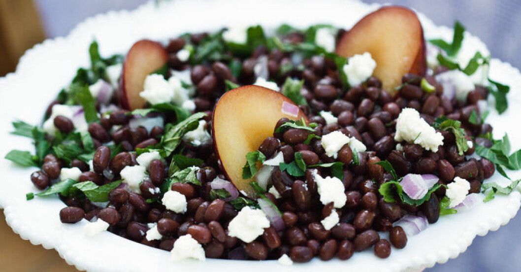 Kall bönsallad med fetaost och plommon. Kall bönsallad med fetaost och plommon.
