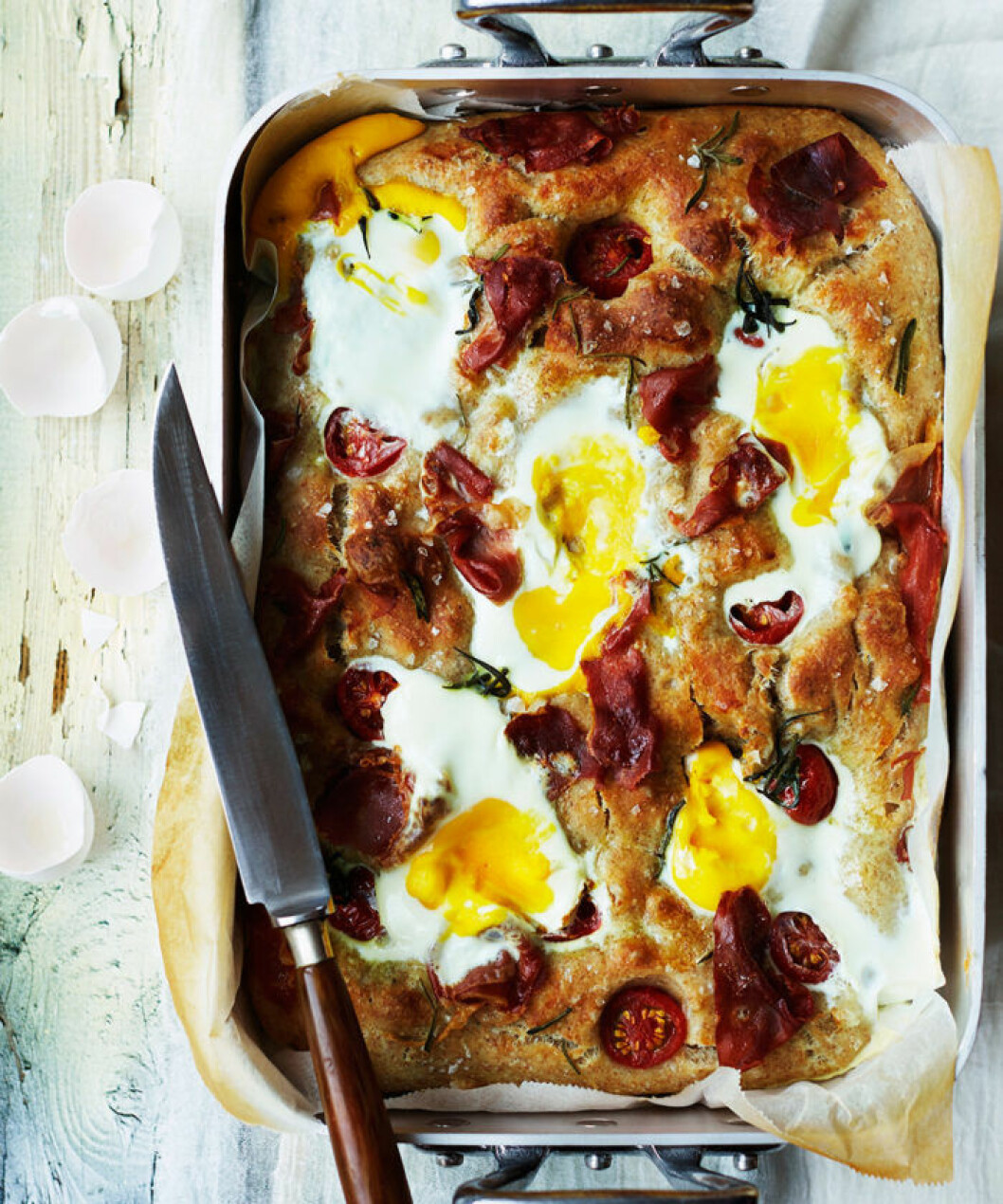 Kalljäst brunchbröd med tomater, ägg och skinka. Kalljäst brunchbröd med tomater, ägg och skinka.