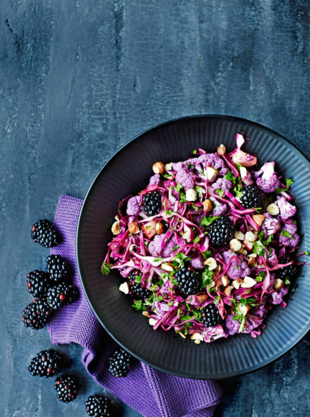 Knaprig kålsallad med björnbär. Recept på knaprig kålsallad med björnbär
