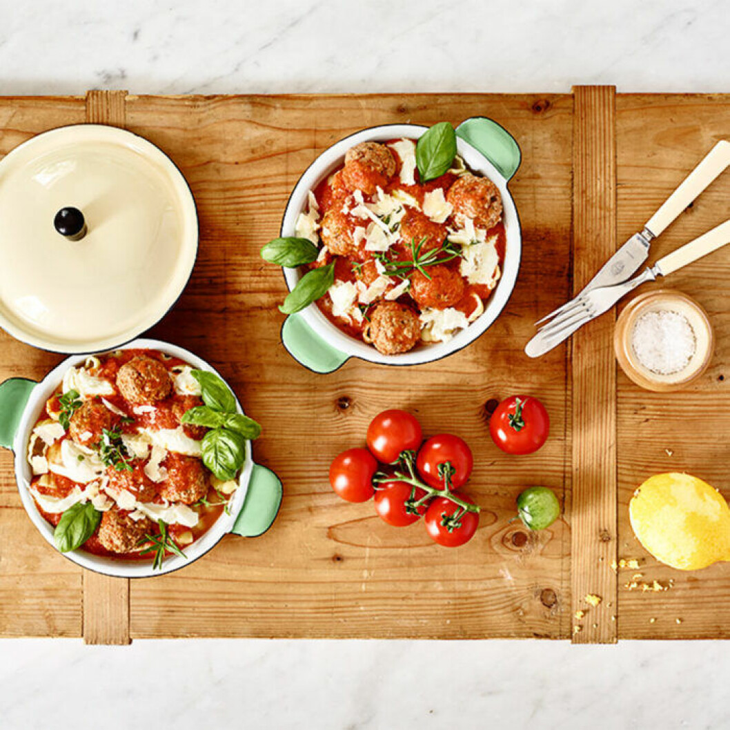 Kalvfärsfrikadeller i tomatsås med gnocchi och mozzarella. Kalvfärsfrikadeller