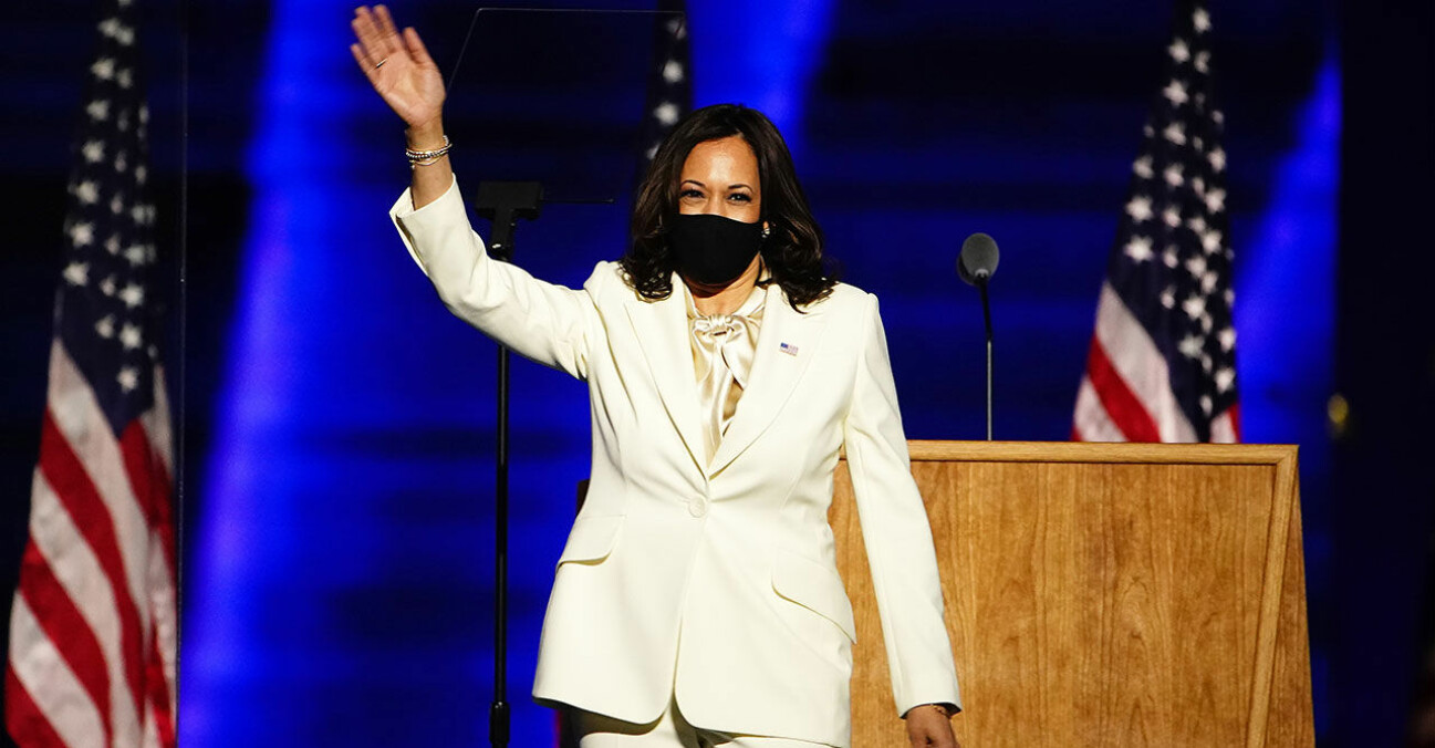 Kamala Harris bar vitt för kvinnors rösträtt