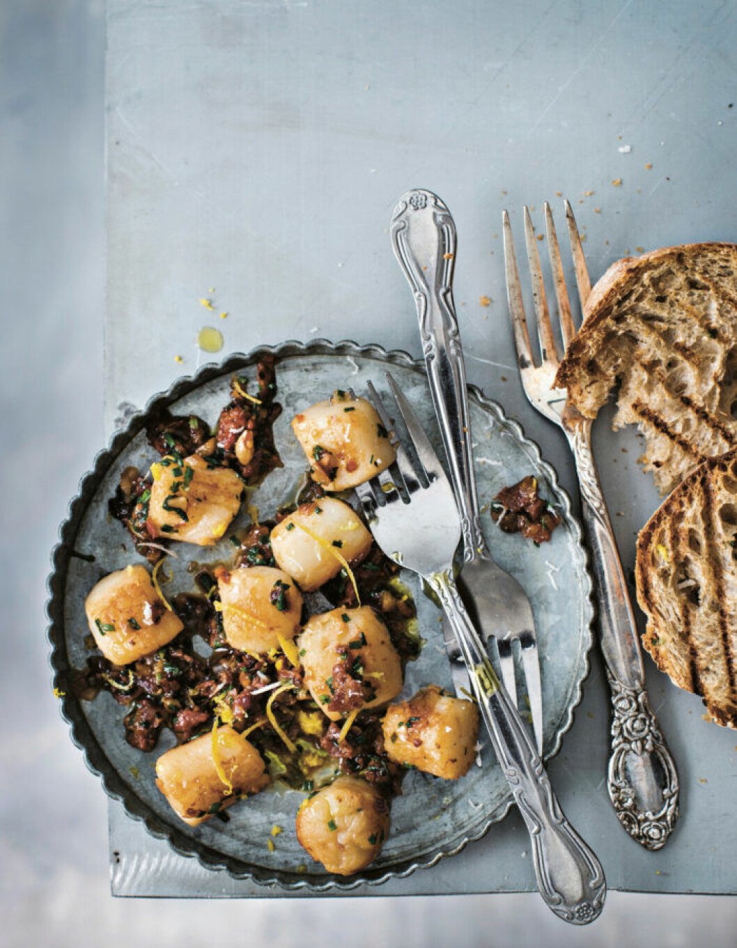 Kammusslor med parmaskinka och anislikör. Recept på kammusslor med parmaskinka och anislikör