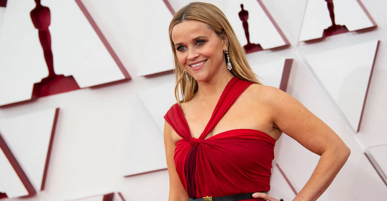 Reese Witherspoon ler på röda mattan