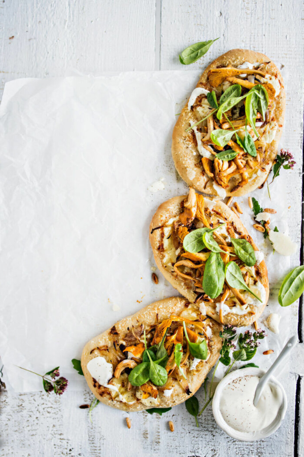 Kantarellpizza med vitlökscrème och pinjenötter. Recept på kantarellpizza med vitlökscreme och pinjenötter