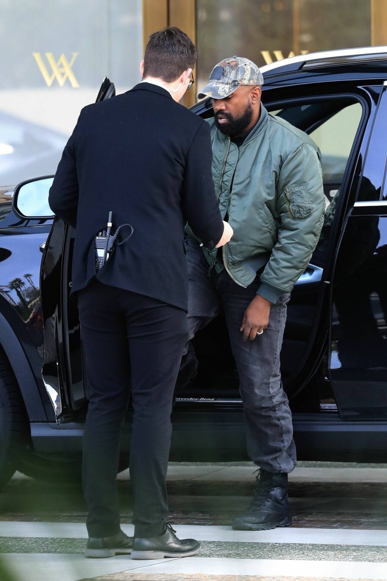 Kanye syns med ring på vänster ringfinger
